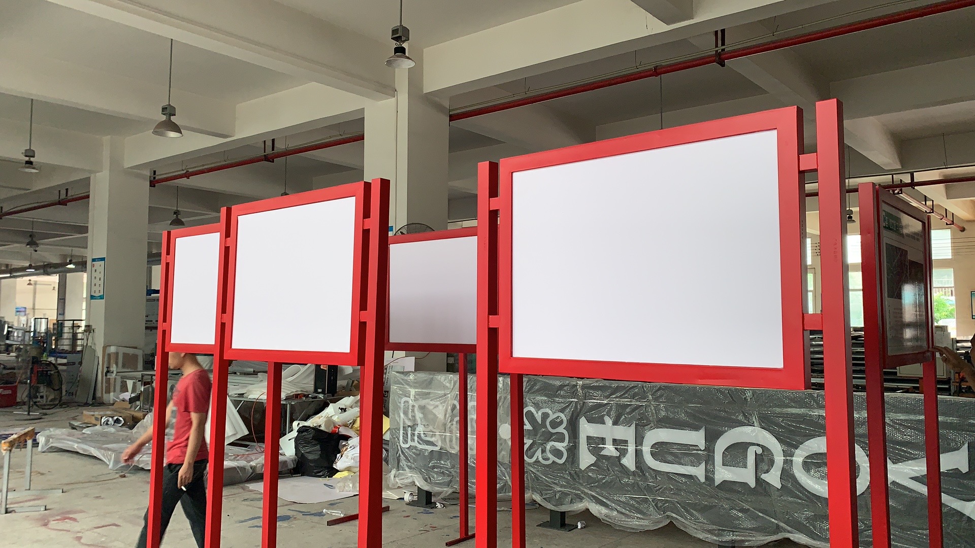 宣傳欄用不銹鋼好看又耐用——【巨匠標識，標識制作廠家】