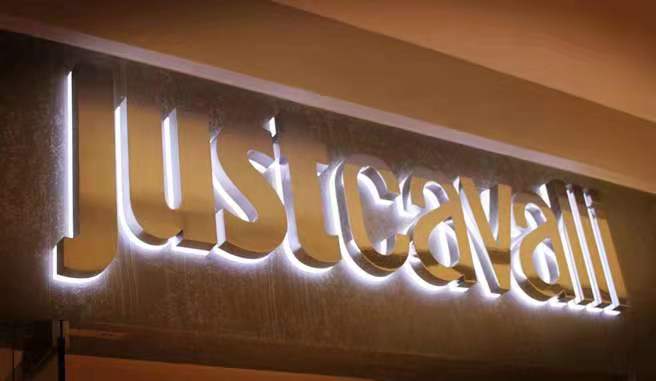 門頭招牌制作，巨匠與同行的價格差異化——【巨匠標(biāo)識，標(biāo)識制作廠家】