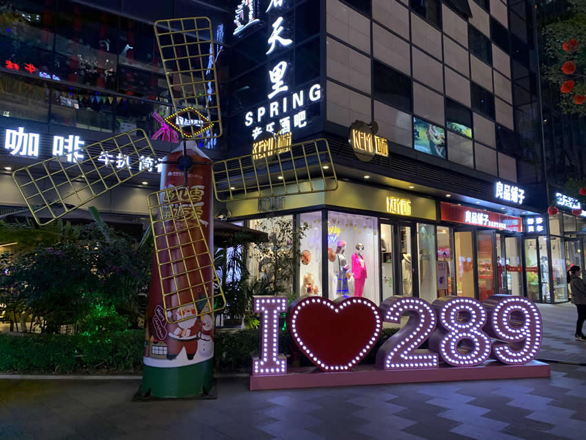 商場戶外廣告牌制作價格是多少？--【巨匠標識，標識制作廠家】