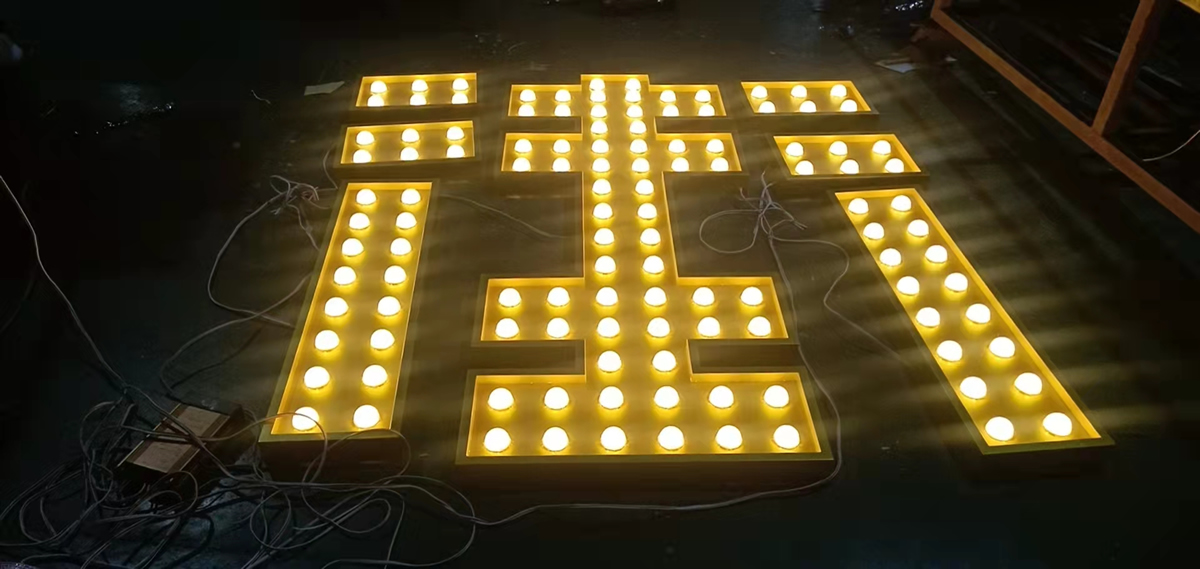 沖孔發(fā)光字招牌的特征和益處 --【巨匠標(biāo)識，標(biāo)識制作廠家】